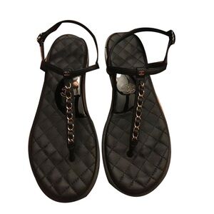 Black Chanel Interlocking CC
Logo Leather T-Strap Chain
Detail Sandals